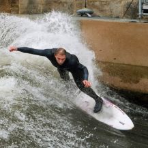 Ein Surfer auf der enercity-Leinewelle.  