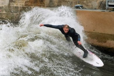 Ein Surfer auf der enercity-Leinewelle.  