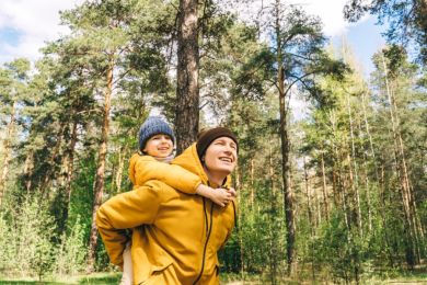 Vater mit Kind im Wald.