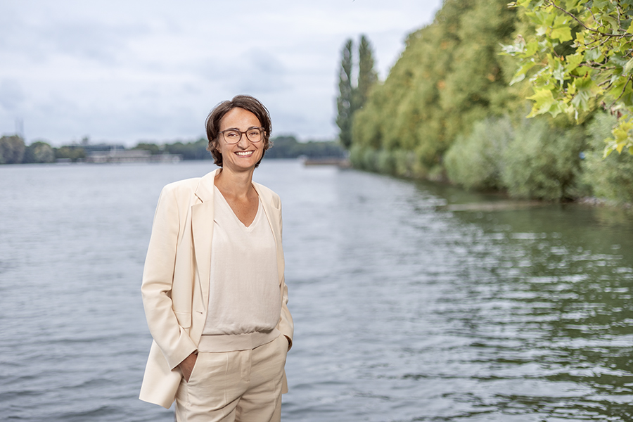 Aurélie Alemany, Vorstandsvorsitzende der enercity AG, am Maschsee in Hannover.  