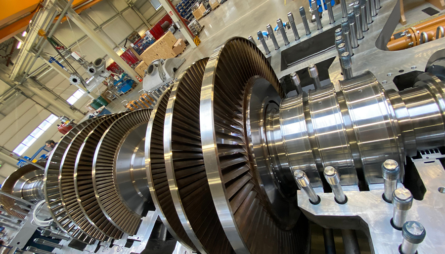 Rotor der Dampfturbine des Biomasse-Heizkraftwerks Hannover-Stöcken, eingelegt in die untere Gehäusehälfte der Dampfturbine.